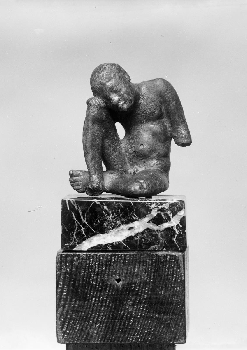 Griechische Statuette eines in der Hocke schlafenden Sklaven