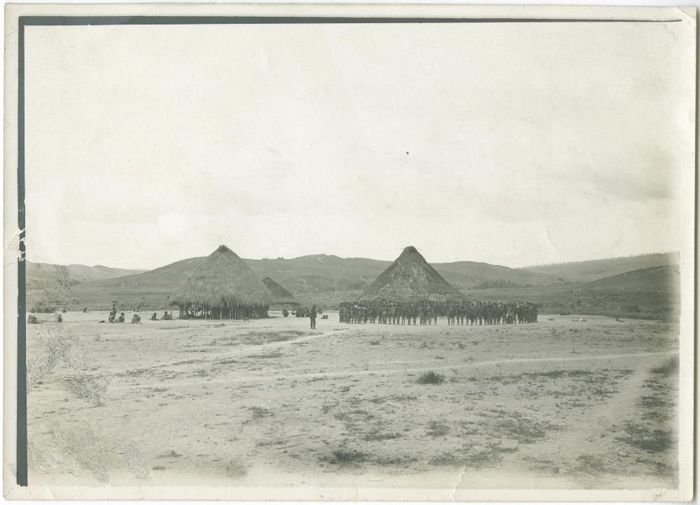 "Dorfplatz mit Aricuna vom Caruai am Roraima"