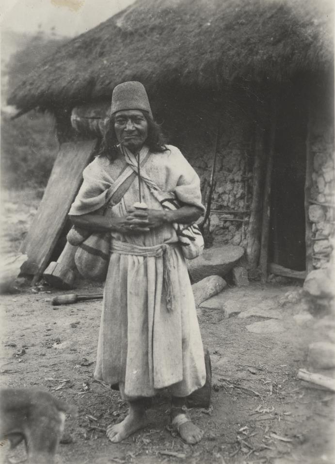 Mama in voller Tracht mit dem Poporo