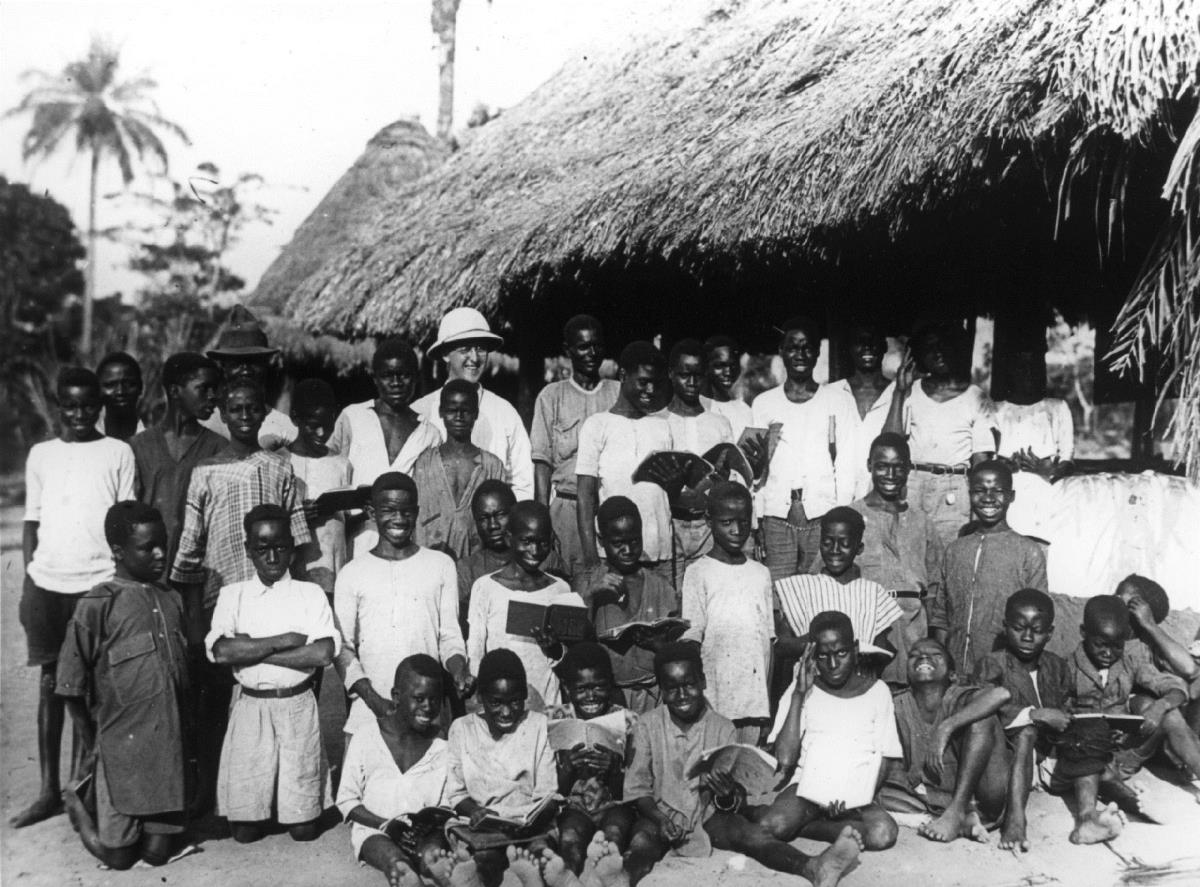 Der Prior Father Gorham der Holly Gross Liberian Mission mit Gbandi-boys.