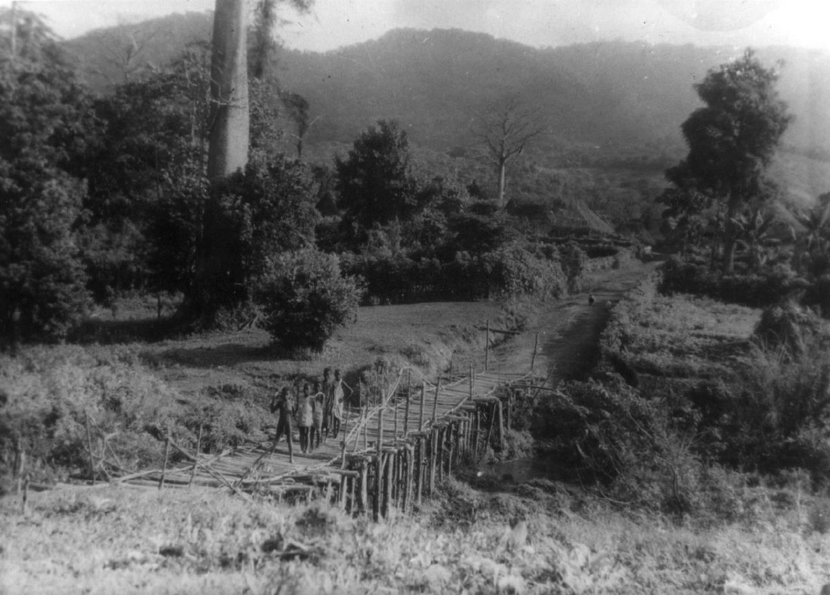 Pandemai; Dorfeingang mit Brücke
