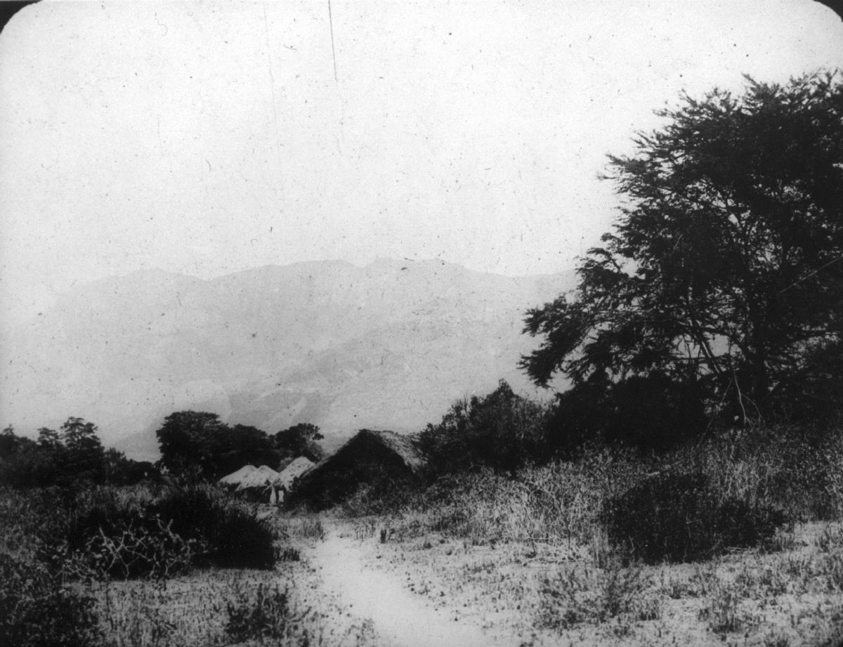 Paregebirge bei Makanya, vorn Paredorf