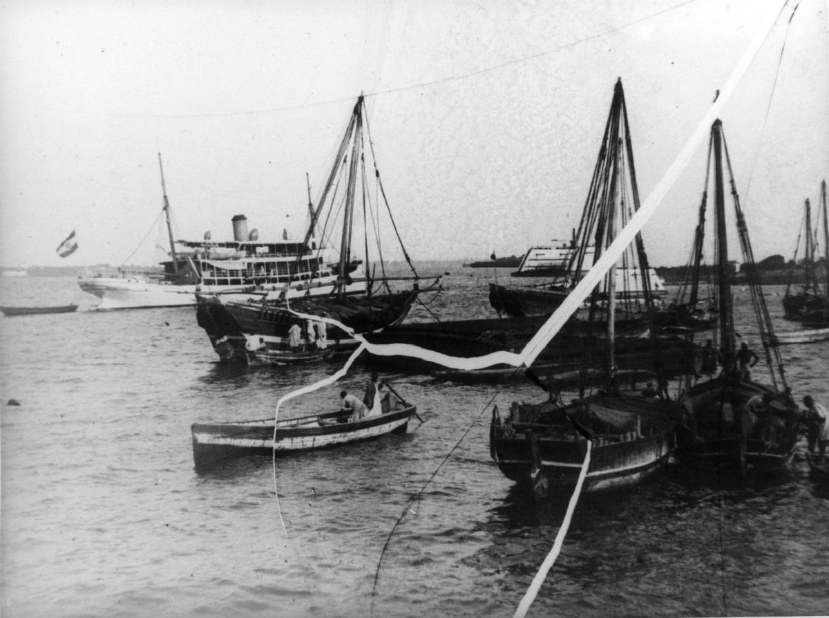 Arabische dhaus im Hafen Dar El Salam