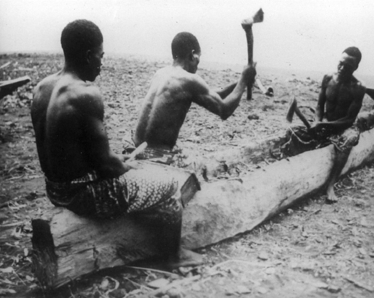 Bakwiri beim Kanubau