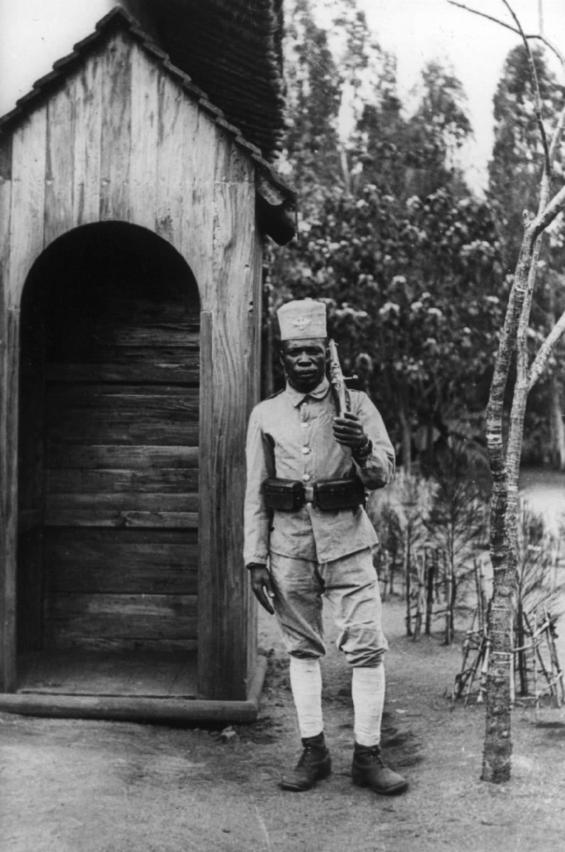 Askari vor dem Schilderhaus