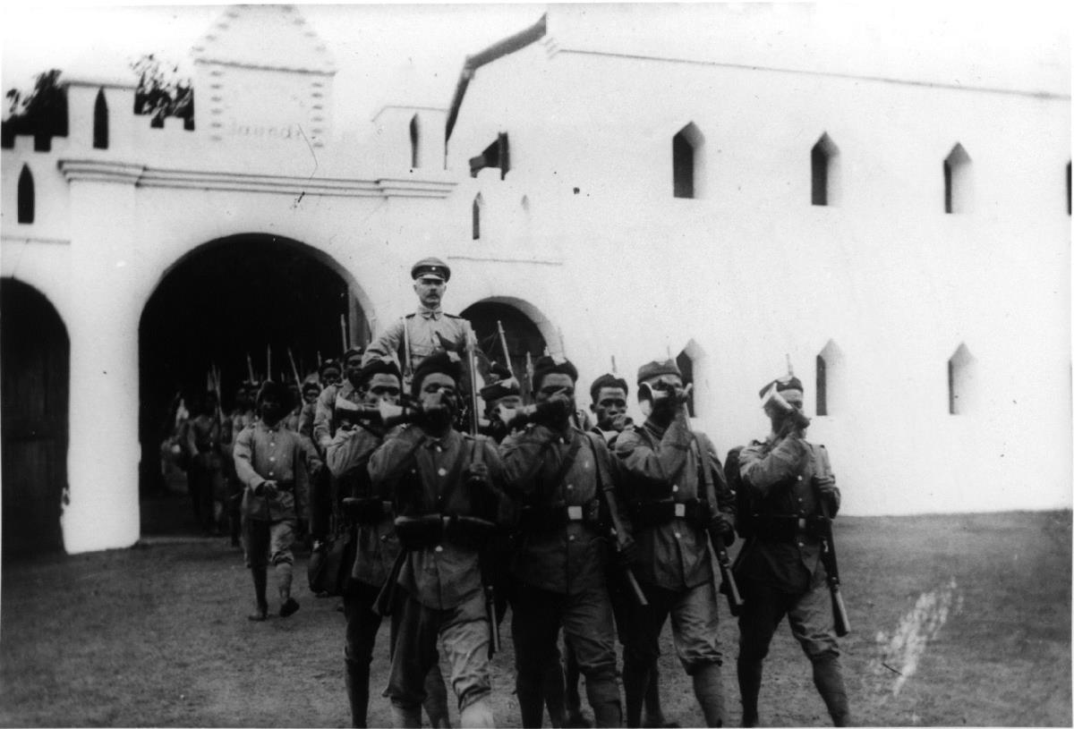 Hauptmann Dominik mit der Kompagnie von Yaunde