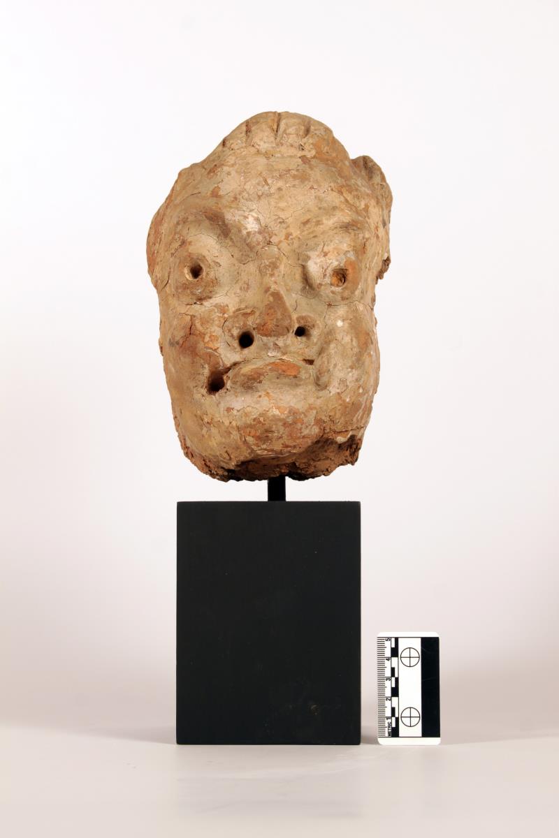 Dämonenkopf mit Hauern