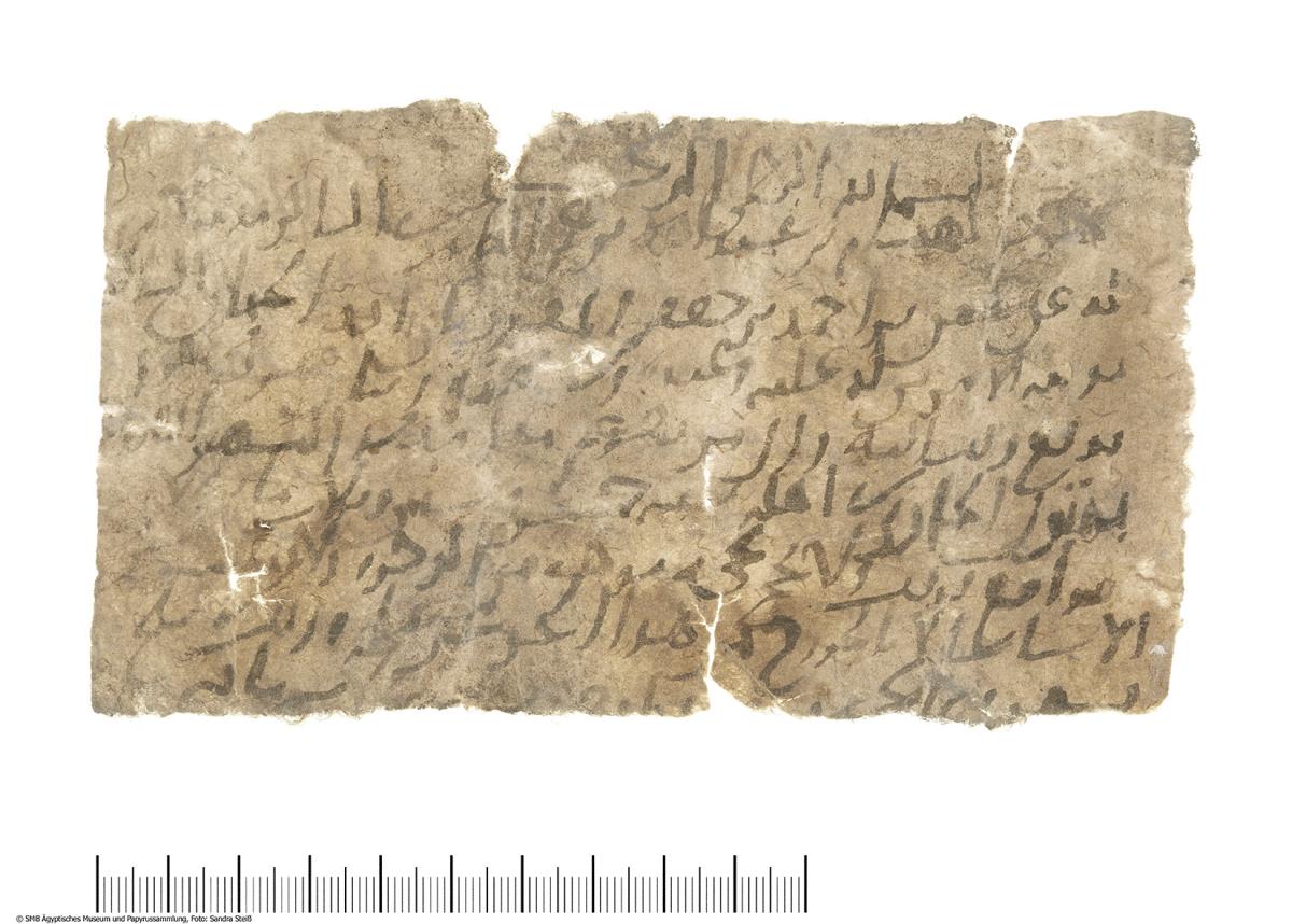 Arabisches Papier mit dem Fragment eines Geschäftsbrief (Vorderseite) bzw. dem Fragment eines Verpflichtungsscheins über einen Dīnār (Rückseite)