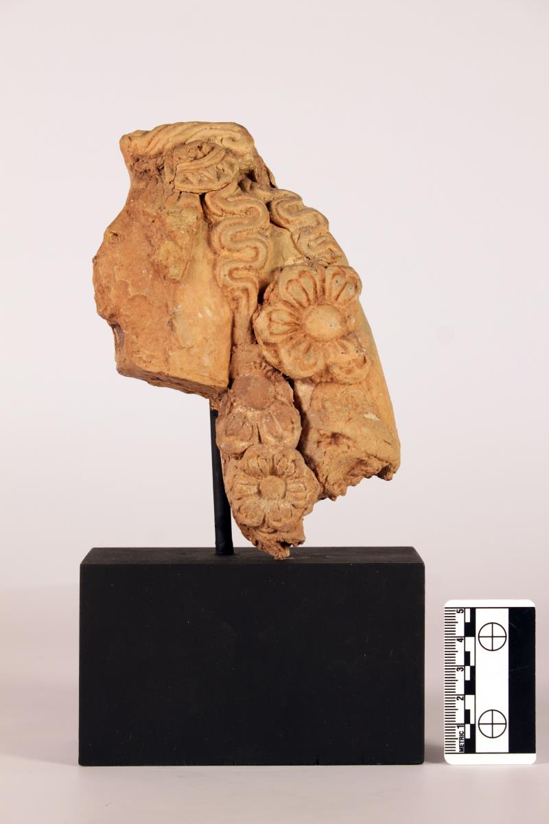 Fragment von linker Schulterpartie einer Devata oder Bodhisattva