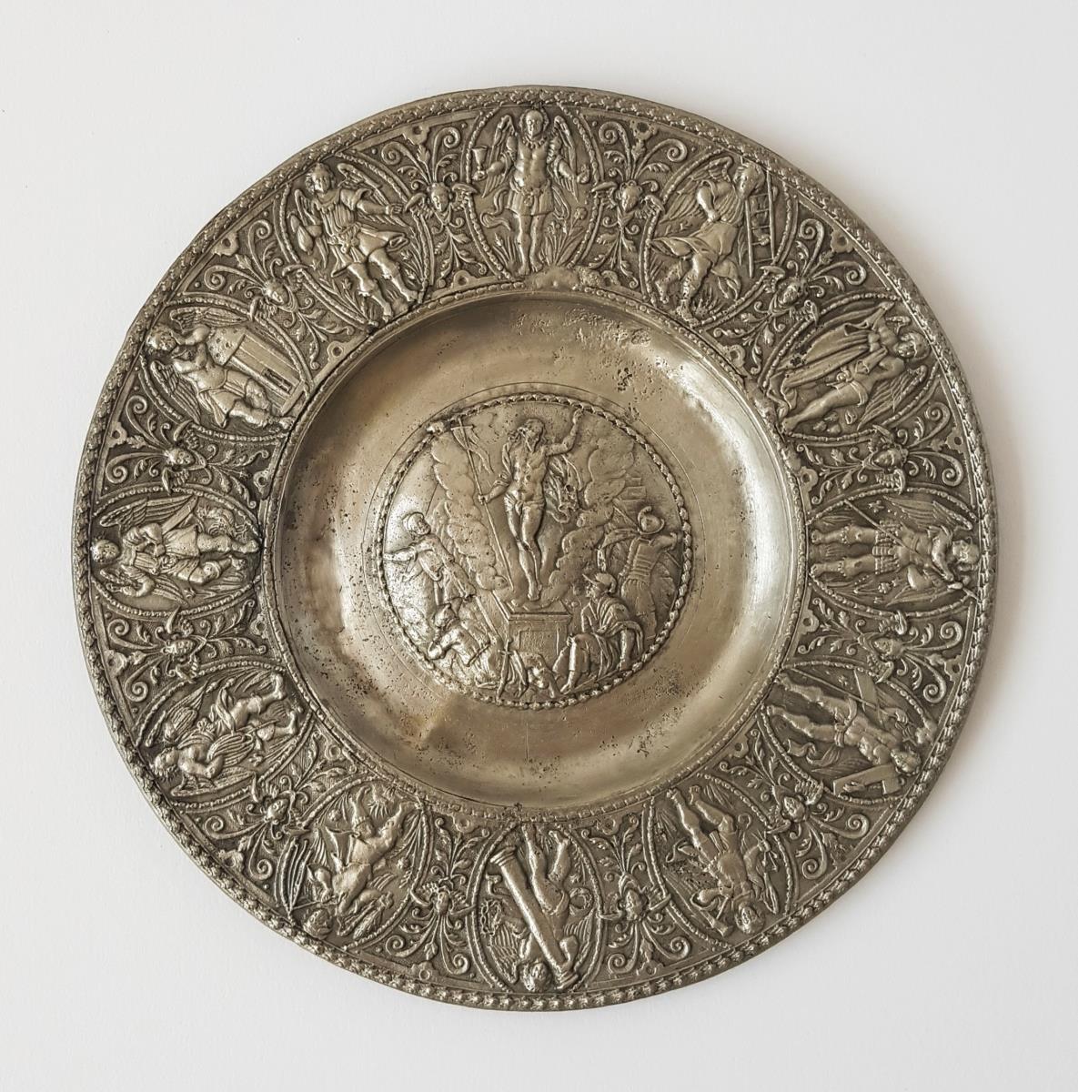 Flacher Teller mit Auferstehung Christi