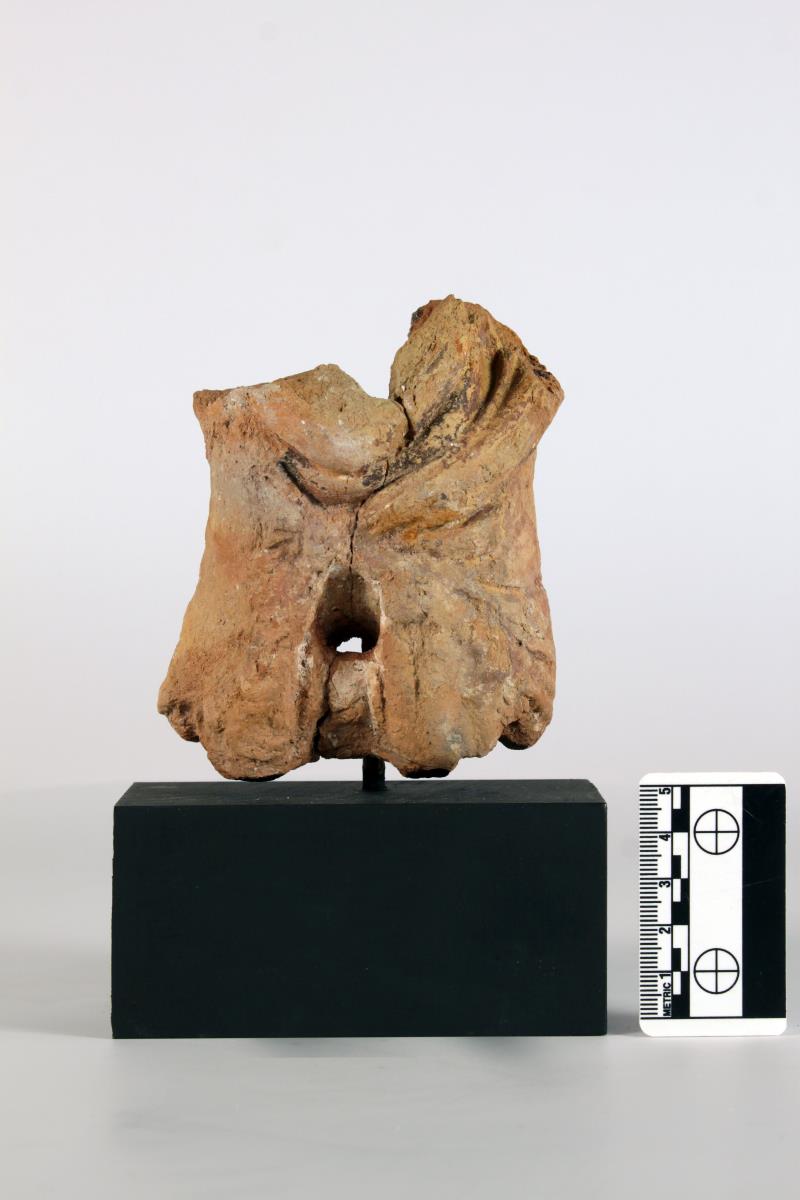 Bauchpartie einer kleinen Aufsteckfigur mit Faltengewand