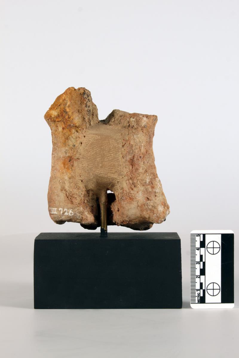 Bauchpartie einer kleinen Aufsteckfigur mit Faltengewand