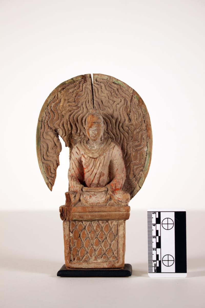 Sitzender Buddha auf schmalem, hohem Thron und ovaler Flammen-Körperaureole