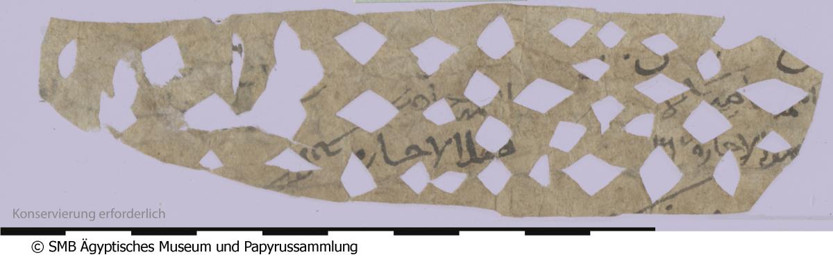 Arabisches Papier mit Liste mit griechischen Zahlen, aus dem kleine Muster herausgeschnitten wurden