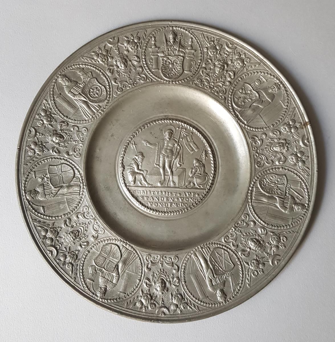 Flacher Teller mit Auferstehung Christi