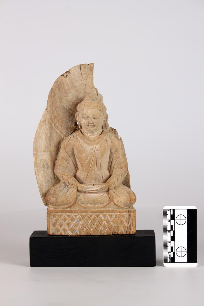Sitzender Buddha auf niederen Thron