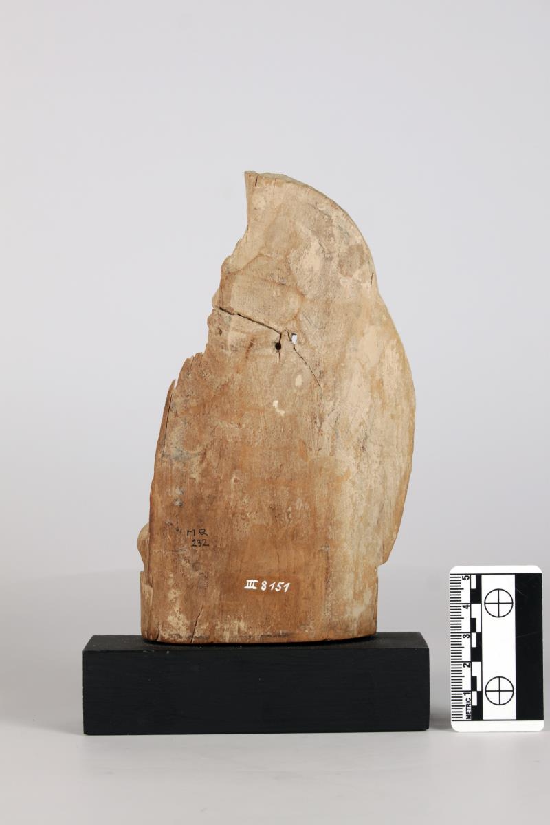 Sitzender Buddha auf niederen Thron