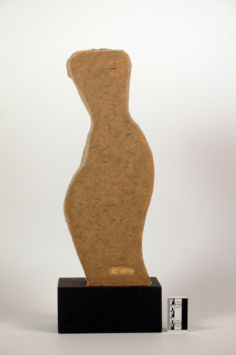 männlicher Torso mit reichgefädeltem Hufttuch