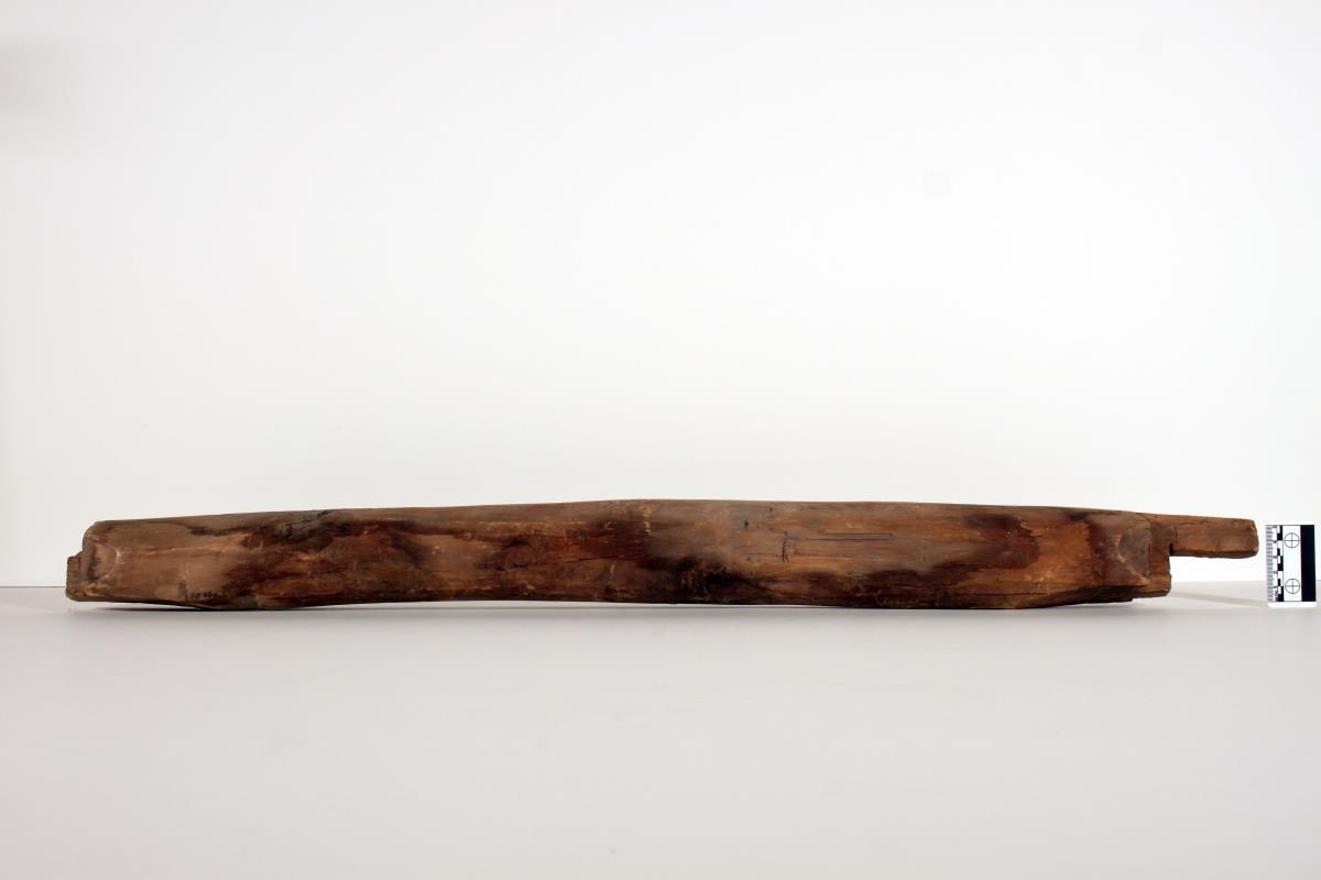 Eines von zwei runden langen Holzobjekten