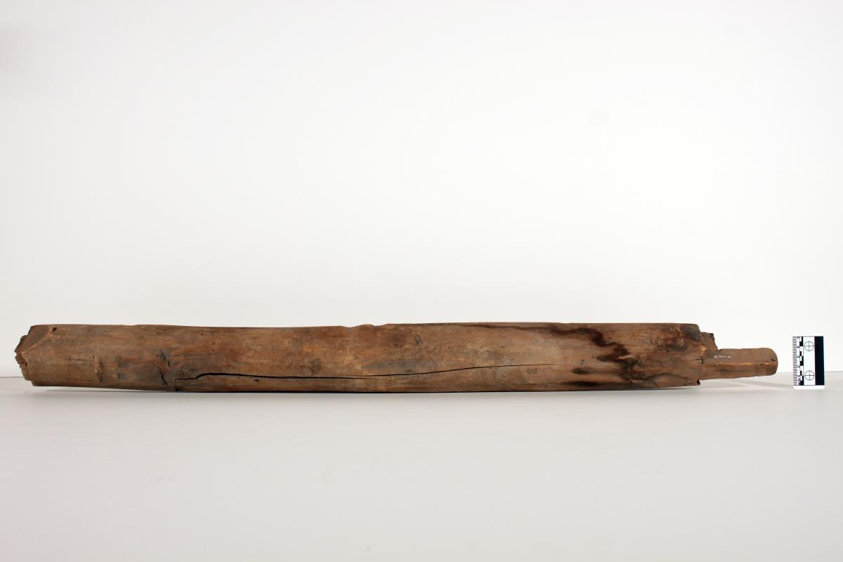 Eines von zwei runden langen Holzobjekten