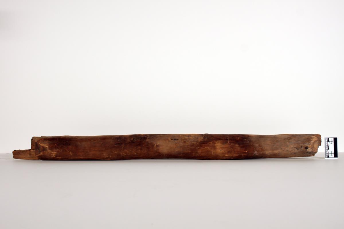 Eines von zwei runden langen Holzobjekten