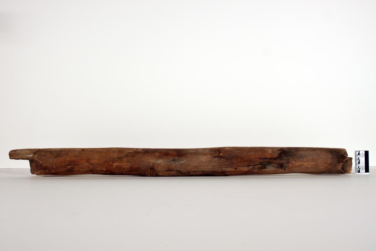 Eines von zwei runden langen Holzobjekten