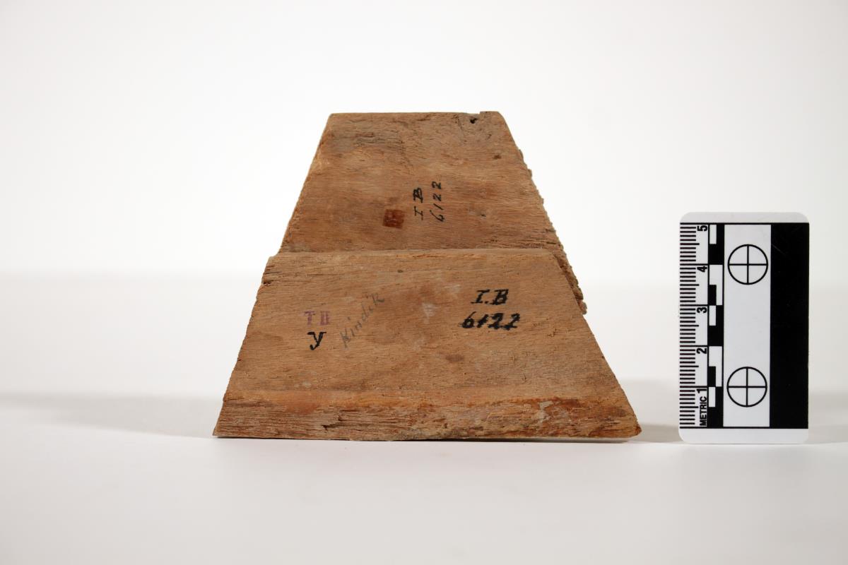 Fragment Statuette Vase mit Rankenwerk
