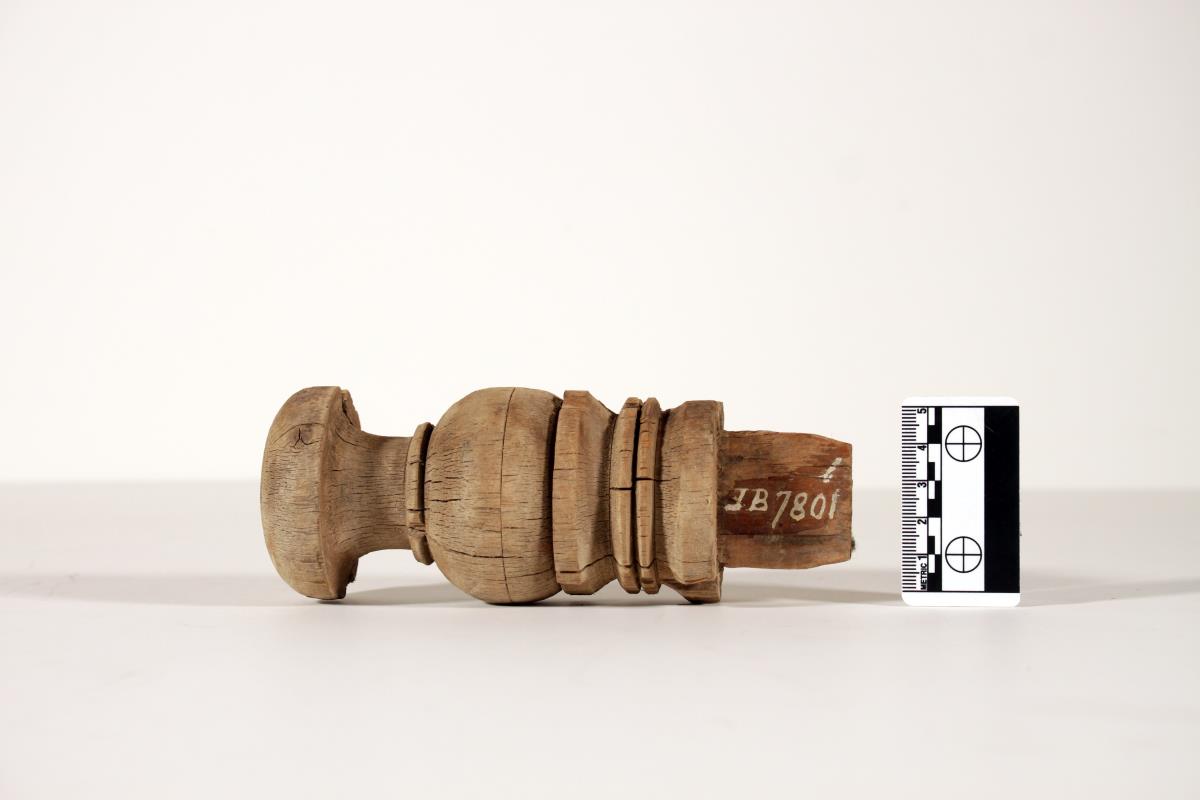 Zwei Teile einer Thronlehne