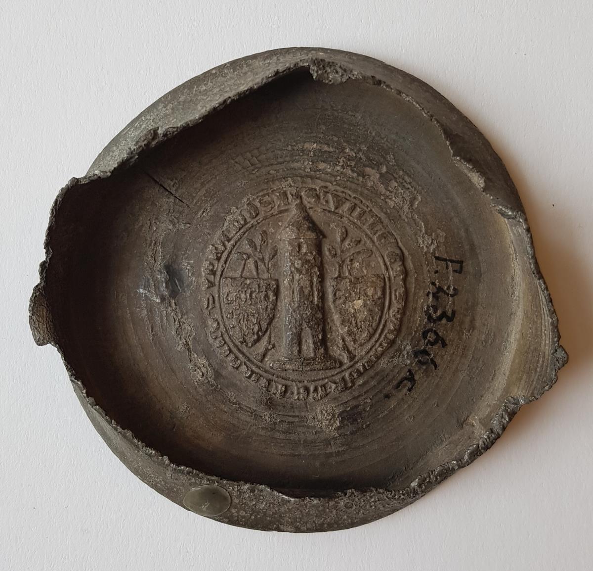 Boden einer Hansekanne mit Siegelrelief