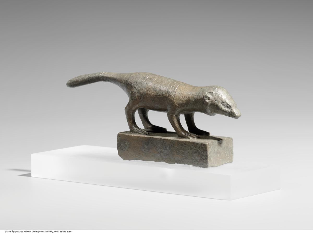 Statuette einer Spitzmaus mit gravierten geflügelten Wesen auf dem Rücken