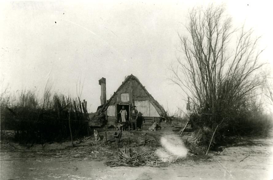 In die Erde gemauerte Hütte