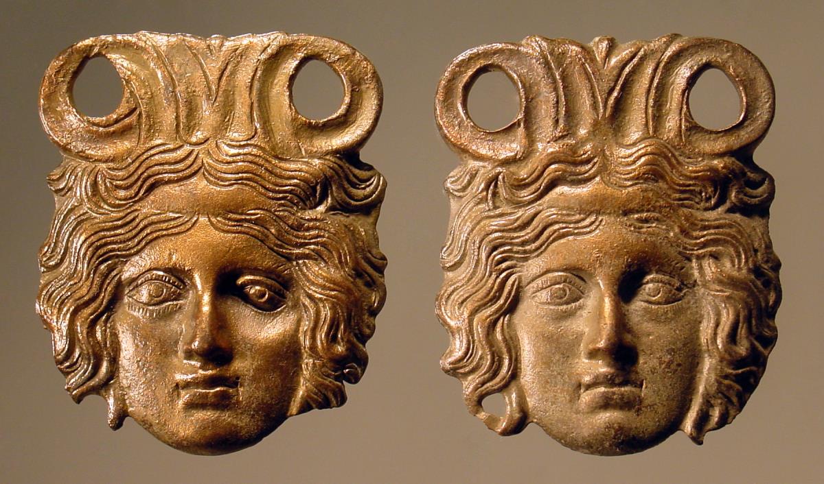 Attaschenpaar mit weiblichen Köpfen in flachem Relief