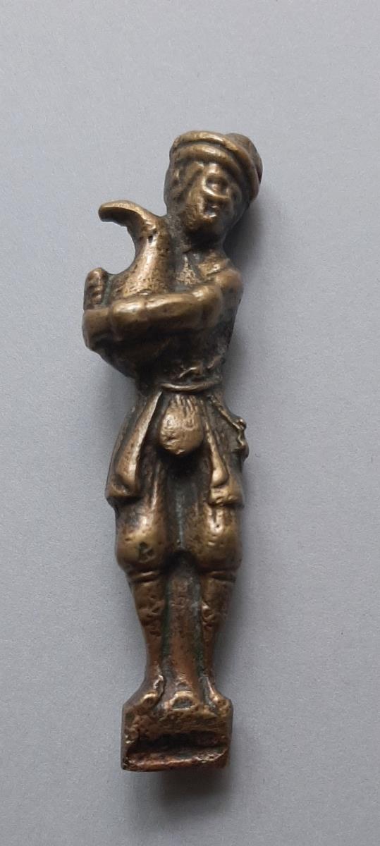Stehende männliche Figur mit "Dudelsack"
