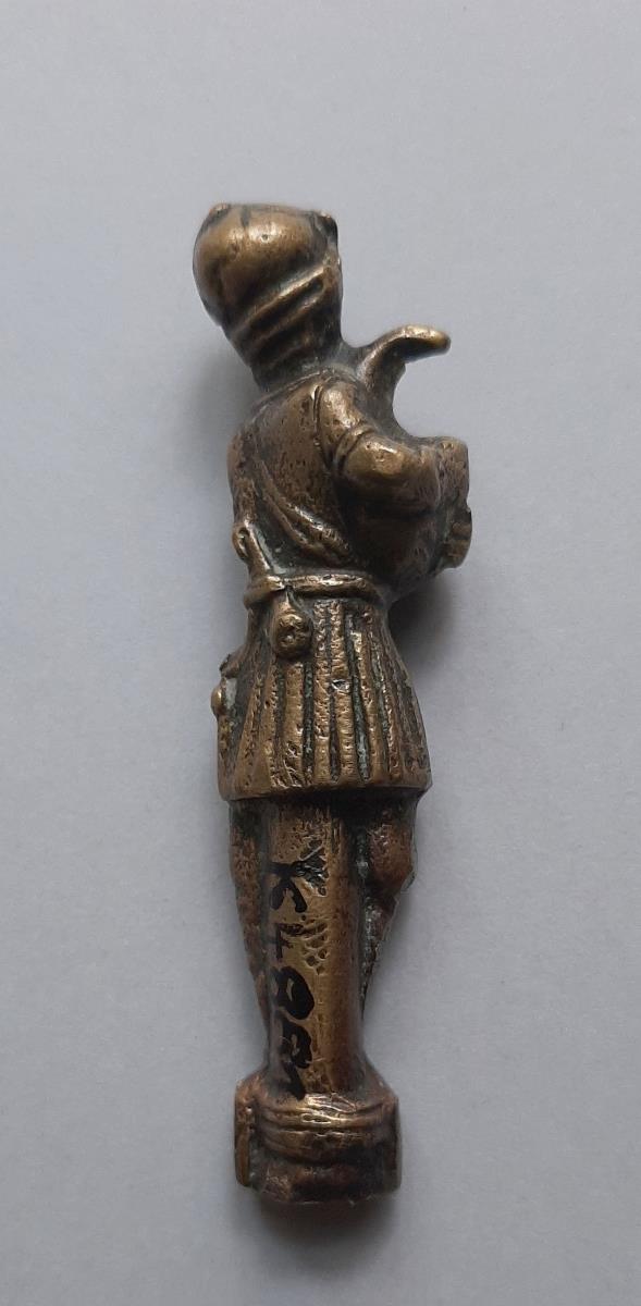 Stehende männliche Figur mit "Dudelsack"