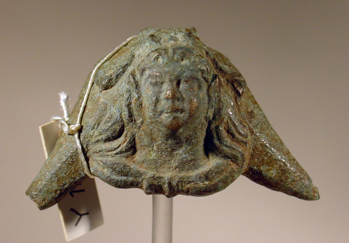 Attasche mit einem Kopf mit Flügeln und spitzen Ohren