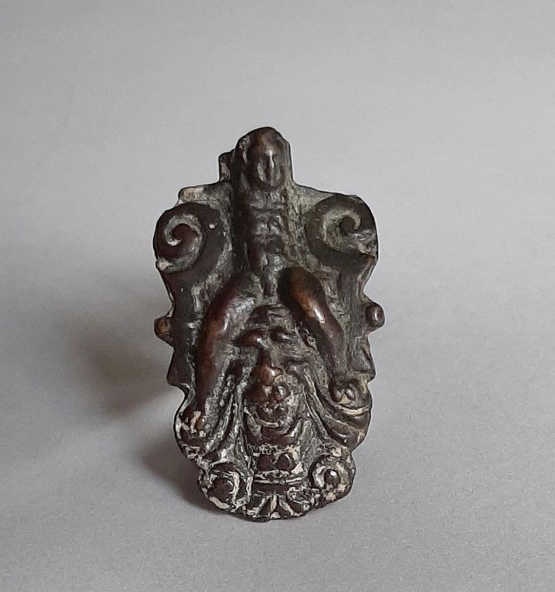 Überfallriegel mit Putto über einer Maske sitzend