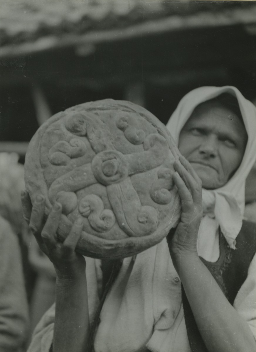 Frau mit Gebildebrot