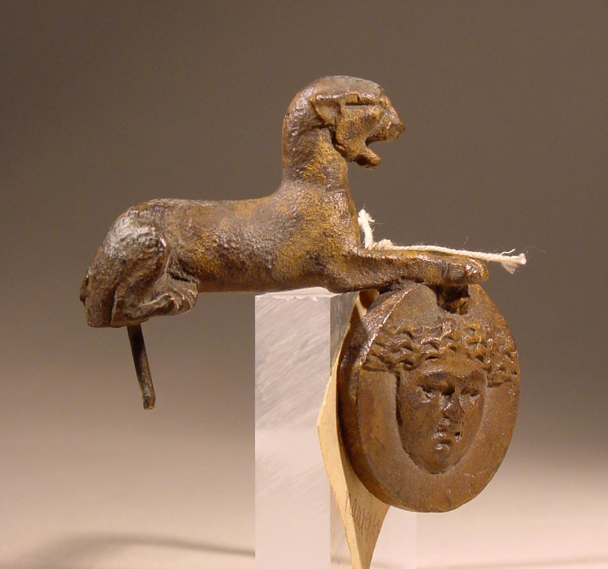 Fragment eines Jochbeschlags: Panther legt seine Tatze auf eine Scheibe mit Medusenkopf