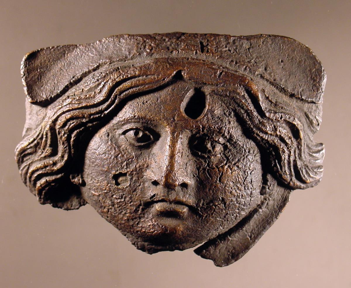 Weibliche Maske mit breitem Gesicht
