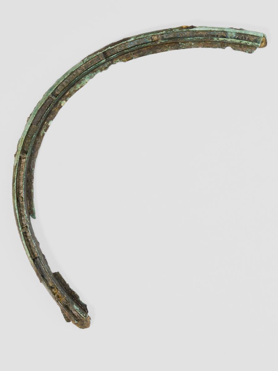 Doppelförmiges Wagenbeschlag-Fragment