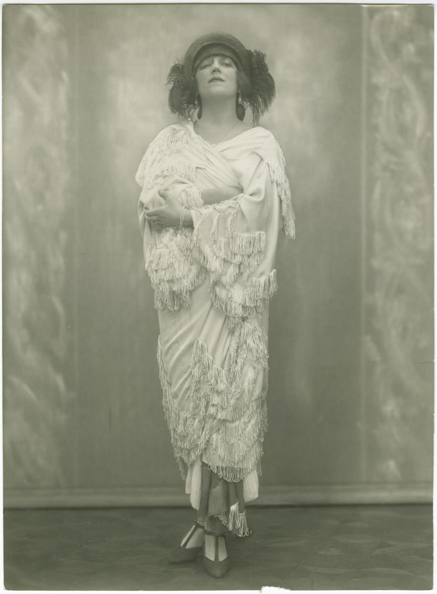 Blanche Dergan in Kleid von Hammer