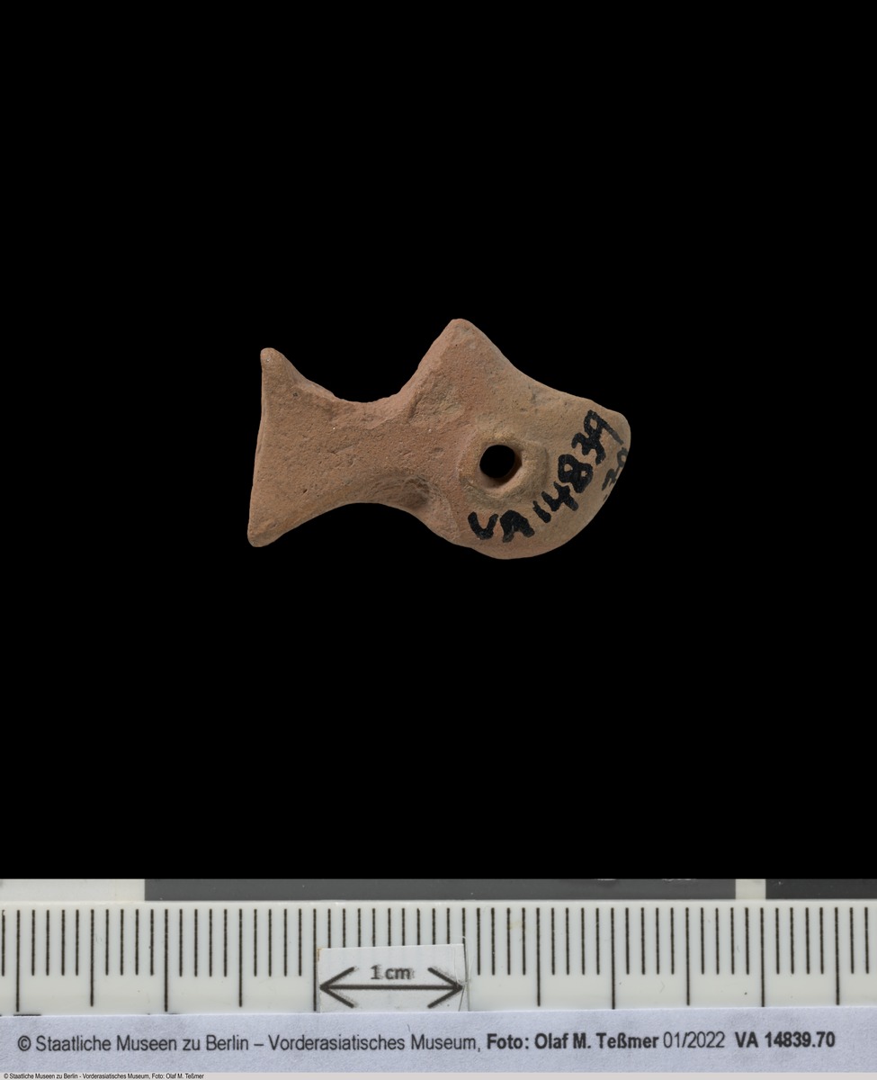 fischförmiger Token mit zentraler, durchgängiger Bohrung und Ritzung