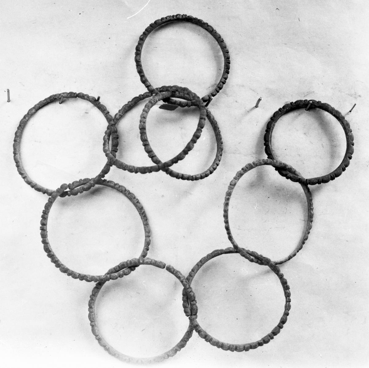 Kette aus neun gebuckelten Ringen