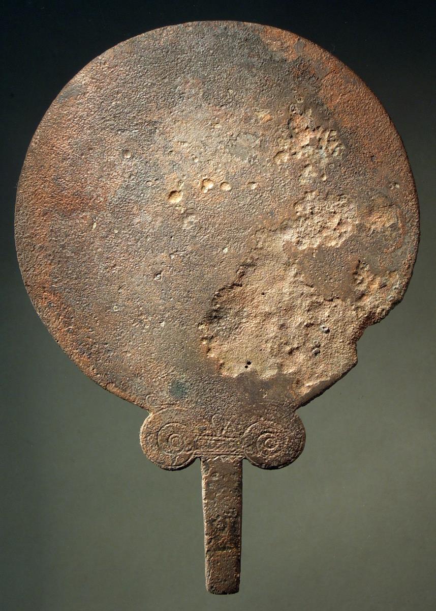 Archaischer Handspiegel mit Voluten am Griff