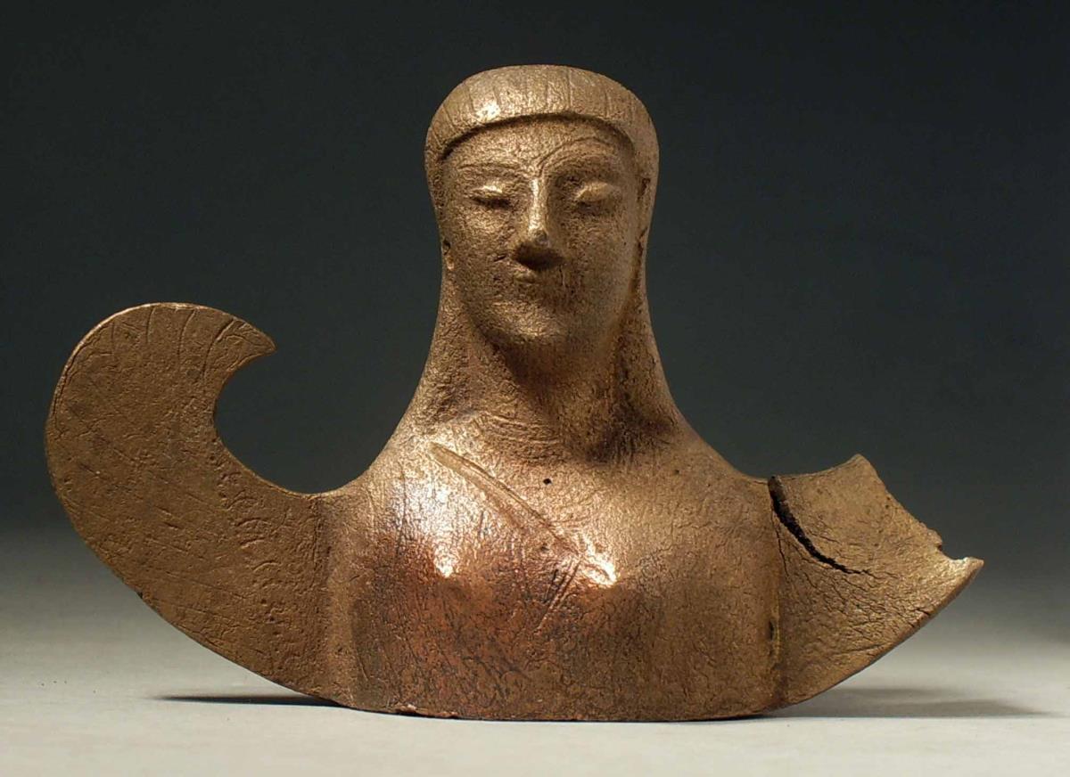 Oberkörper einer geflügelten Frau, linker Flügel fragmentiert und gerissen, sonst intakt, Oberfläche durch Behandlung angegriffen, feine Ritzungen, wohl als Attasche o. ä. verwendet