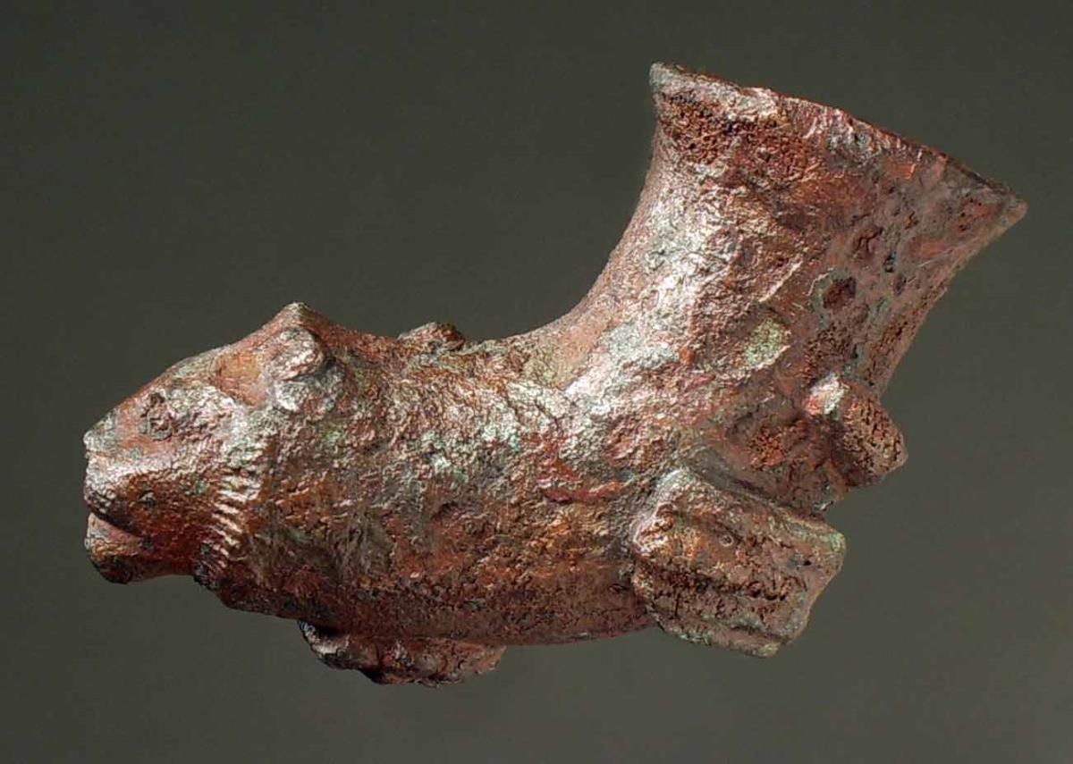 Kleines Rhyton mit Löwenkopf, Ansätze zweier Hände, wohl von einer Statuette, nicht behandelt, ziemlich schlecht erhalten