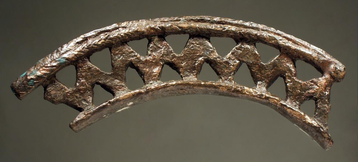 Gebogener Streifen mit Zackenlinie à jour. Flüchtig und roh. Reduziert (Ringhenkelfragment eines geometrischen Dreifußes)