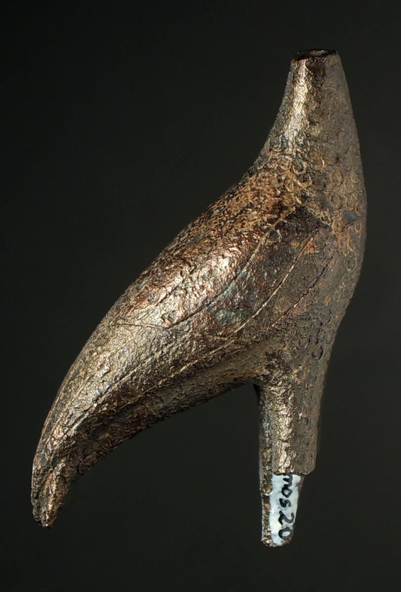 Fragment eines Vogels, verloren: untere Teile der Beine (vor allem des rechten), Kopf; reduziert, Oberfläche recht gut erhalten