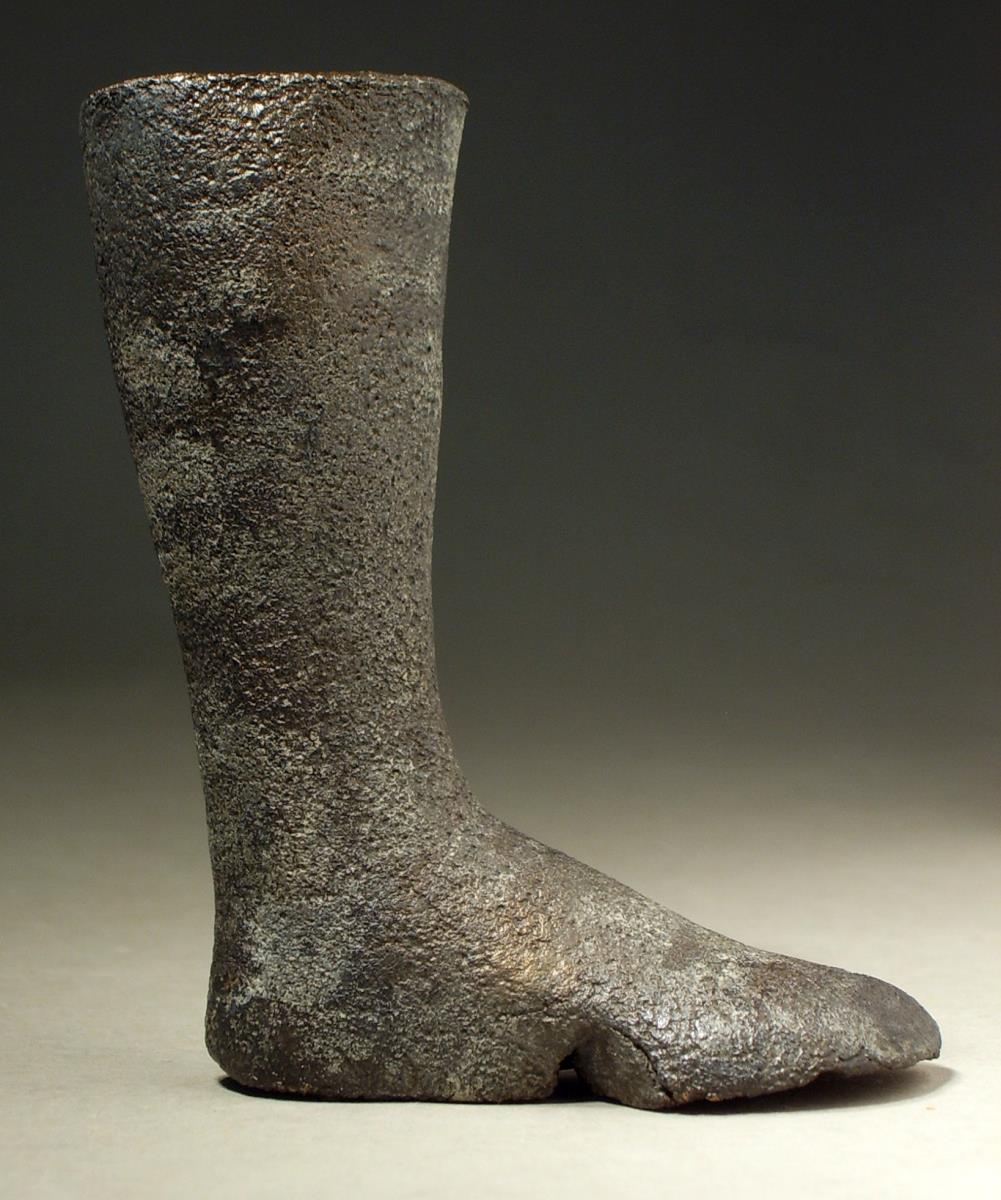 Rechter menschlicher Unterschenkel, wohl von einer männlichen Statuette