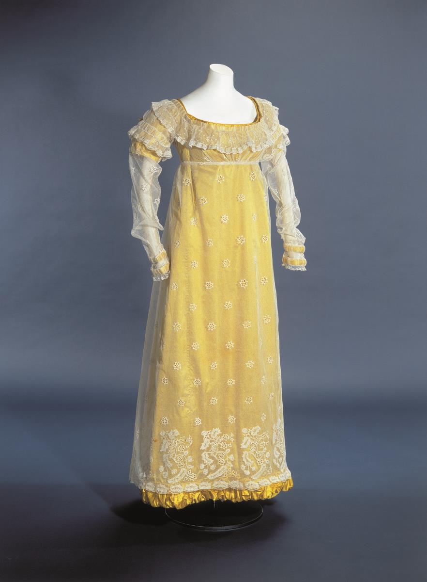 Festkleid aus gelber Seide mit Spitzenüberkleid